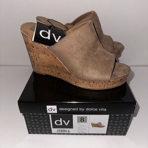dv by Dolce Vita. Taupe wedge sandal. Sz: 8